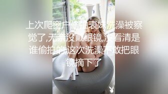 穿着修身裙的高挑美女跪爬在宾馆的床上，挡不住鸡巴硬