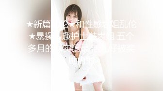 抄底JK裙美眉