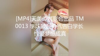 TP丸子头高颜值小姐姐躲在厕所追剧