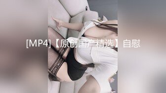 风骚人妻一个人在家穿着情趣装诱惑狼友，全程露脸性感的骚奶子，粉嫩的逼逼道具自慰，火辣性感艳舞精彩刺激