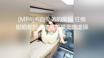 这才叫性福啊 三个漂亮嫩嫩的小美女齐上阵揉捏吸允销魂爽的受不了，躺着美滋滋体会起伏澎湃舒服啊