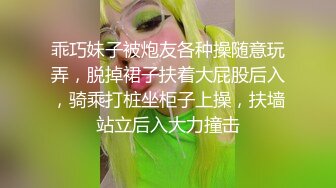 只顾玩手机的美眉拍了你的B 还要拍你的脸