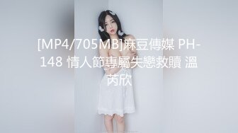 美容机构尾随打扮时髦女医师上厕所 刮过毛细窄穴被磨得油光发亮