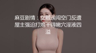 安装师傅上门服务，淫妻看着师傅身后情不自禁拿着自慰棒插入荡穴，叫的很小声不知道发现没有！