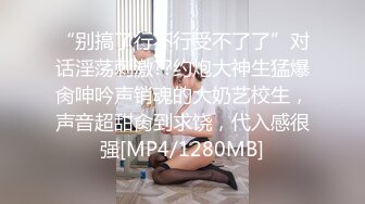 制服黑丝露脸还不错的妹子发情了，自己揉圆润的大奶子，茂密黑丛林道具自插很有激情，叫声骚浪很想撸一发