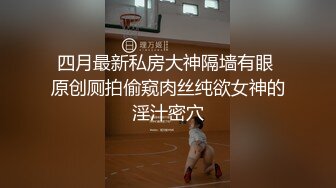 性感空姐很漂亮騷氣在家玩3P，口交服侍猛男，另一位全場在錄像