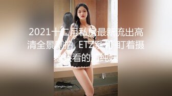 樣子斯文的眼鏡哥花了不少錢買來不少情趣用品和美女玩SM把手銬在床頭玩