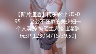 粉裙美艳少妇和家人逛公园性感蕾丝透明内裤包裹肉臀前C微透黑森林弯腰撅臀裆部有湿痕很诱惑