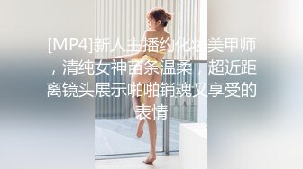 晚上睡不着爬窗偷窥房东刚回家的小女儿洗澡