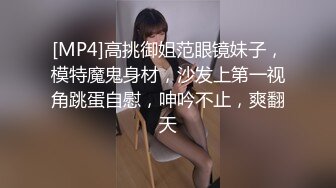 按摩店偷拍，来了个饥渴小哥给大屁股失足女舔逼被偷拍直播，裤子都不脱玩就草上了，真饥渴