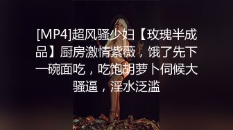 [MP4/1.76G]家庭偸拍，身材苗条小骚妇卧室日常换衣自慰，与两个男人床上玩3P关系很混乱