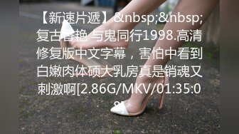 下班送女同事回家停在人来车往的路边口交 高清