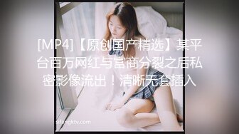 学校女厕全景偷拍漂亮学妹的极品小黑鲍