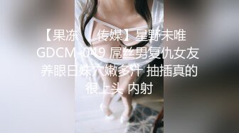 偷偷隔着门录下女友洗澡，她一无所知的继续搓洗头发，压根没发现我在拍她！