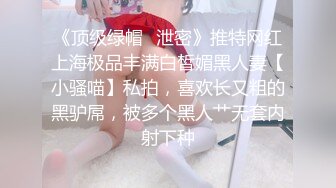 小少妇的春天，颜值不错先把逼逼洗干净再穿上情趣装丝袜诱惑伺候两个大哥玩3P，逼逼和菊花被一起草高潮喷水1