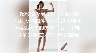 科技园女厕穿黑套装内衣甜美靓妞,微黑发涩的红嫩穴喷成一条直线