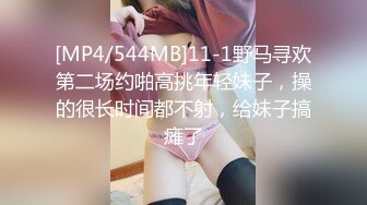 一边震动一边抽插，小乳头硬邦邦了