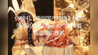 大神KFC尾随偷拍 洛丽塔裙学生妹逛街拍照透明内内前后CD黑黑一块可能毛不多