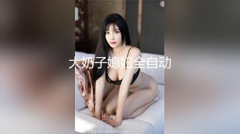 在书店看黄书勃起的我和诱人巨乳店员的视线对上了，她竟然从后边用巨乳压上来摸我的乳头和下体