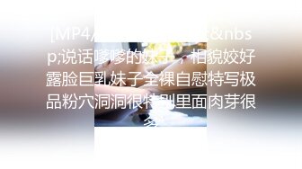 淫荡小骚货，公共厕所自慰，扒开内裤跳蛋塞穴，疯狂拉扯，高潮喷水，假屌放在地上，骑乘抽插