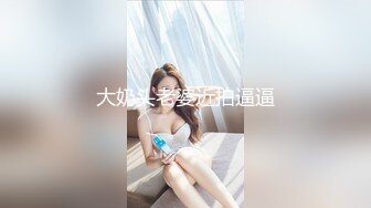 大辫子的小姑娘穿着开档黑丝诱惑狼友，淫语互动撩骚不断，道具玩弄骚穴，淫水都拉丝了真骚啊，浪叫呻吟不止