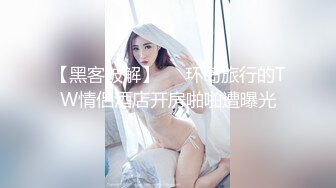 这奶子堪称完美，白色小背心，两个奶子要奔出来，撩下衣服简直极品