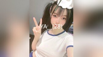 Ria 久留美穿着性感的 cosplay 赛车皇后制服被固定在车里，不知道接下来会发生什么。