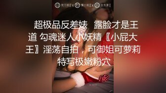 清纯的良家小少妇露脸躺在床上全裸跟狼友互动撩骚，揉奶玩逼给狼友看特写逼逼，温柔的舔弄大哥的鸡巴好骚啊