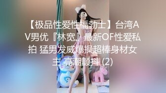 赤身裸体给儿子洗澡的宝妈,儿子好奇的一会捏下妈妈奶头,一会抓下妈妈奶子，还好奇盯着妈妈下面的毛毛看