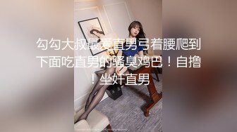 [MP4/ 993M]&nbsp;&nbsp;美乳小少妇颜值不错跟小哥激情啪啪，让小哥亲着小嘴后入爆草，揉着骚奶子好刺激，后入抽插奶子乱晃好诱人