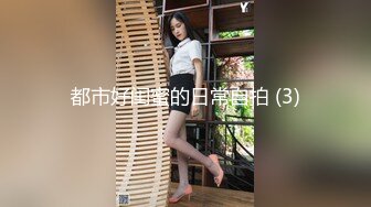 丝袜美足人妻，约到酒店里，大长屌进入她的阴道，瞬间淫叫声就充满了整个房间，这货真能叫 射屁股！