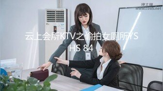 女友 KTV自慰不够刺激 突发奇想 往小穴喂果冻 男友来帮忙 jj梆硬 想捅进去