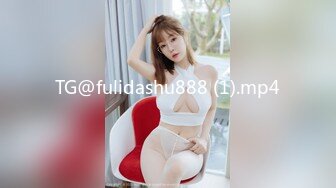 推特巨乳美少女「yunsimi」的性欲大放送，情趣丝袜高跟骚穴自慰，20cm大棒实在受不了 (1)