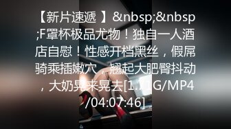 温婉可人的美女与男友的趴下超级卖力深喉口交，口到硬的不行，再后入啪啪，一块洗澡