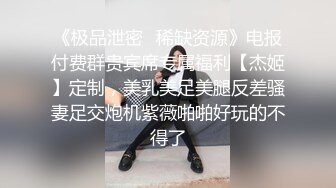 【快递小妹】第二弹4V，颜值巨奶，快递站人来人往，塞跳蛋上班，受不了手淫潮喷，超刺激