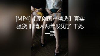 轻熟女级别美少妇一个人独自在家大黑牛不过瘾还撩骚男朋友，对白很刺激不敢叫