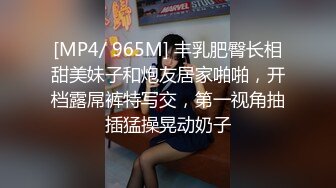 难得超粉美穴网红美女，今天炮友不在独秀，拨开内裤掰穴，无毛小穴嫩的出水