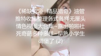 高清監拍身材超正的美婦裸著奶子在客廳敷面膜,風騷的豹紋露逼情趣內褲