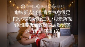 【周导的夏天】真实女大学生，舍友还以为是在抖音直播，一会儿躲床上，脱光抠逼一手水