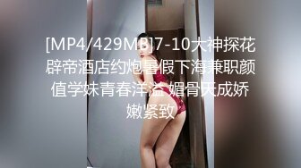 商场女厕双镜头近距离偷拍躲在里面抽烟的大长腿美女的小黑鲍鱼