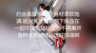 小夫妻很另类，卫生间马桶上开干，瘦瘦小哥哥后入操大眼美少妇