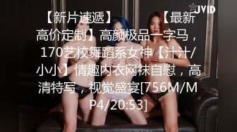 探花王约眼镜骚熟女开房啪啪，揉捏奶子蹲着按头口交，站立抬腿后入，穿着高跟鞋肩上扛猛操