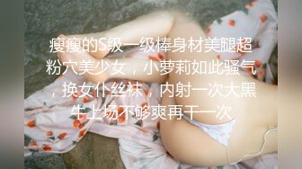 这美女也太牛了吧 当这么多人面撒尿，完全无视路人存在啊