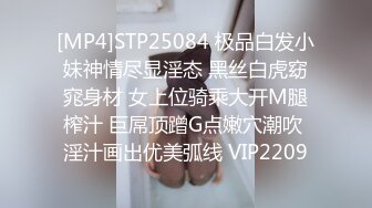 妹子是年轻但很会伺候小哥，床下给小哥舔着乳头撸鸡巴，后入摸着奶子草，床上舔弄大鸡巴，主动上位边亲边草