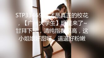 长相很漂亮的白皙美女张开腿展示自己的无毛骚穴，绝对极品一线天粉木耳