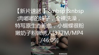 极品小萝莉黑白丝诱惑，小奶子翘屁股大长腿跟狼友互动撩骚，无毛白虎逼镜头前的诱惑，揉奶自慰呻吟精彩刺激