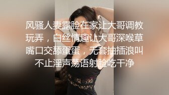 风骚人妻露脸在家让大哥调教玩弄，白丝情趣让大哥深喉草嘴口交舔蛋蛋，无套抽插浪叫不止淫声荡语射脸吃干净