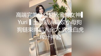 少妇滋味就是妙，苗条大长腿逼毛浓密黑黝黝坐在沙发上掏出鸡巴用力舔吸翘着屁股套弄迎合鸡巴碰撞