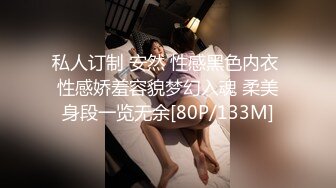 [MP4/ 919M] 苗条贫乳小姐姐被眼镜男各种操，骑乘抽插后入撞击，边后入边给旁边小哥打飞机